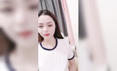 달콤한 신인의 얼굴 미인! 요청에 따라 방을 충전! 그녀의 팬티와 보지를 클로즈업, 손가락이 물속으로 들어가 오르가즘을 느끼고 있습니다!