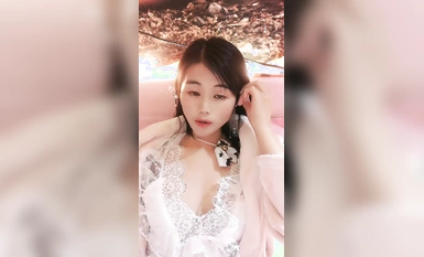 Pendatang baru pergi ke pantai dengan seorang wanita muda yang dungu! Kawan fuck sedang menjilat farajnya! Memegang lubang batang dan menggosoknya, menujah masuk dan keluar serentak, menembak dari perspektif bawah ke atas