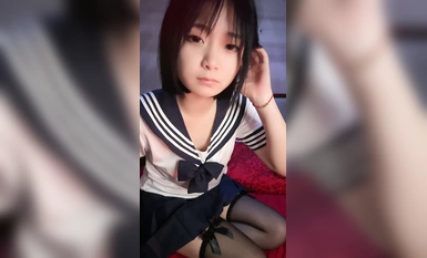 Pure and innocent girl just got off the boat, JK dresses kawaii! A rare large size show, lifting up the beautiful buttocks to open the thong, a line of sky super fat pussy!