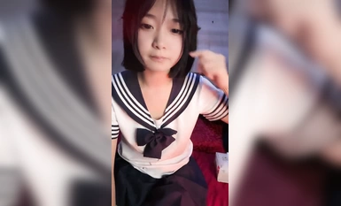 순수하고 청순한 소녀가 방금 배에서 내려, JK 의상이 너무 귀엽다! 보기 드문 대형 사이즈의 쇼, 아름다운 엉덩이를 들어 올려 끈 팬티를 열어 하늘 초 뚱뚱한 보지의 라인!