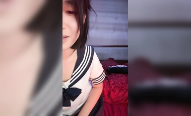 순수하고 청순한 소녀가 방금 배에서 내려, JK 의상이 너무 귀엽다! 보기 드문 대형 사이즈의 쇼, 아름다운 엉덩이를 들어 올려 끈 팬티를 열어 하늘 초 뚱뚱한 보지의 라인!