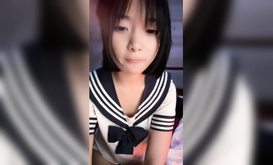 순수하고 청순한 소녀가 방금 배에서 내려, JK 의상이 너무 귀엽다! 보기 드문 대형 사이즈의 쇼, 아름다운 엉덩이를 들어 올려 끈 팬티를 열어 하늘 초 뚱뚱한 보지의 라인!