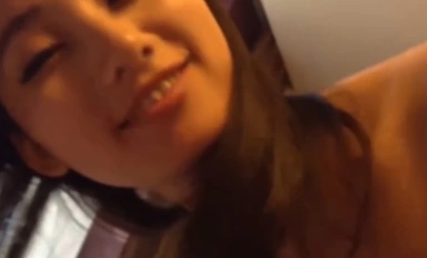 Gadis periferal yang dicari oleh 3000 secara tidak sengaja menunjukkan wajahnya Dia mempunyai kemahiran makan ayam yang terkemuka.