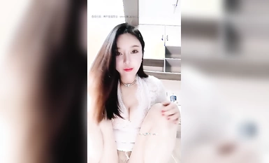 Kuraki Sakurako with a jumper, outdoor show (1)