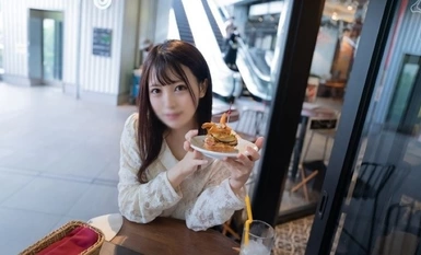 她被自己的欲望控制着，操弄着自己美丽的身体！