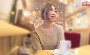 她是一位美丽的妻子，带着一个长相酷似林哥的异国孩子，但她有七个帮手，喜欢玩束缚游戏！她是个变态！