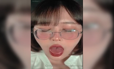 眼镜娘，反差感强。