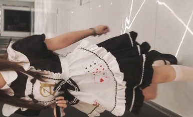 Tôi đã bí mật quay phim một cô hầu gái đang tiểu tiện và phát hiện ra rằng cô ấy thực sự đang đeo đai trinh tiết.