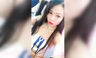 Người đẹp hai chiều đang selfie ở hậu trường triển lãm truyện tranh. Âm hộ của cô ấy hồng hào và quyến rũ quá.