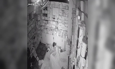 แฮ็กเกอร์ที่รั่วไหลออกมาล่าสุดในปี 2023 เจาะกล้องที่บ้านและแอบถ่ายคอลเลกชันวิดีโอทางเพศที่มีชายหนุ่มเอาหีของภรรยาขณะยืนโดยไม่มีถุงยางอนามัยและมีน้ำอสุจิไหลไปทั่วพื้น (13)