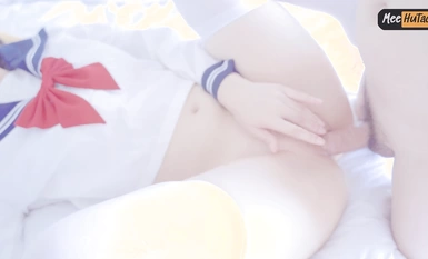 하얀 비단 다리를 들고 있는 이 변기는 정액으로 가득 찬 고기 변기입니다.