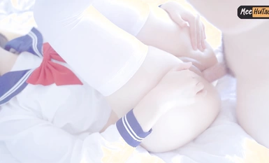 하얀 비단 다리를 들고 있는 이 변기는 정액으로 가득 찬 고기 변기입니다.