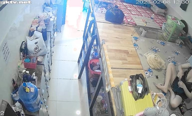 私房最新流出2023 해커가 카메라를 해킹하여 여러 가족 기숙사 화장실의 탈의 및 목욕 장면을 몰래 촬영 (12)