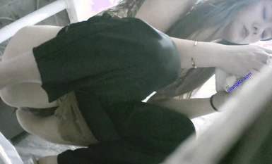 Người đẹp tương tự bị chụp ảnh ba lần liên tiếp trong nhà vệ sinh nữ của một tòa nhà văn phòng và tiểu vào vùng kín của cô ấy (2)