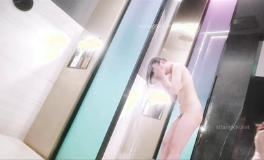 The bathhouse secretly photographed round face with a uniform body, a pair of big tits firm and full, washed especially fine young woman.