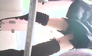 Naka-fixed-point na mga panoramic na kuha ng sunod-sunod na magagandang dalaga at magagandang dalaga sa palikuran ng mga babae ng isang fast food na restaurant (1)