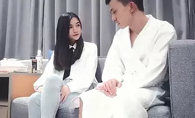 沙发上摸逼调情口交抬腿抽插再到床搞