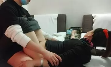 Chàng trai chống lại người vợ trưởng thành. Anh ta thiếu kiên nhẫn đến mức không kịp cởi quần áo. Anh ta ném mình xuống giường và bắt đầu xâm nhập vào cô ta.