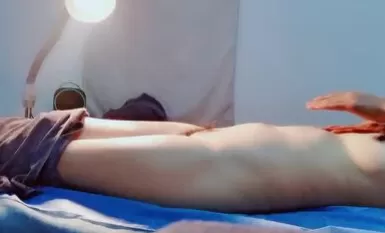 男技师偷拍女客户特殊服务，顶级大白美臀，侧躺精油按摩，金手指扣穴，掏出大屌按摩床上猛操