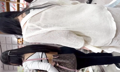 商城尾隨兩個買水杯時尚小迷妹 透過帶血窄內看到肥凸的陰部輪廓