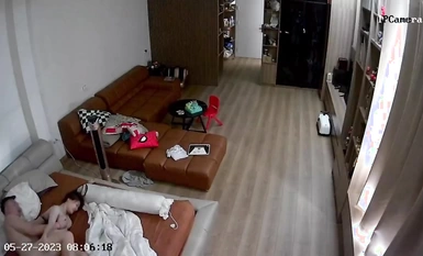 Sinira ng mga hacker ang camera ng home network at lihim na kinunan ng video ang aking kapatid na lalaki at ang kanyang slim, magandang asawa sa iba't ibang posisyon habang nakikipagtalik sa umaga, umuungol at nakakaantig.