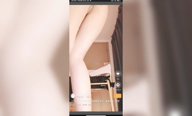 นักศึกษาวิทยาลัยที่สวยงาม masturbates และเพรียงหัวหอม