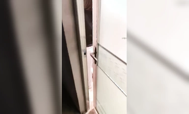 화장실에서 엄마랑 섹스하고 있는데 엄마가 '아빠한테 알리지 마, 우릴 죽일 거야'라고 했어요.