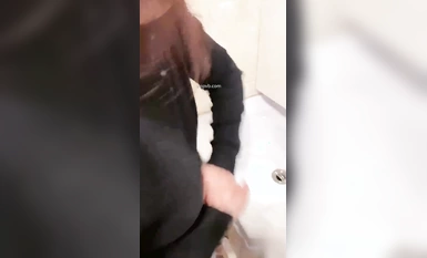 화장실에서 엄마랑 섹스하고 있는데 엄마가 '아빠한테 알리지 마, 우릴 죽일 거야'라고 했어요.