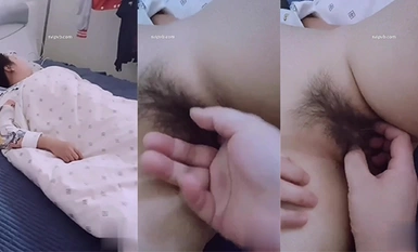 真實缺德兒操媽媽，媽媽萬般拒絕卻淫水直流，突然被敲門嚇尿