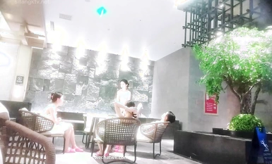 澡堂子內部員工偷拍 多位年輕的少婦洗澡 洗累了休息一下原檔流出 (2)