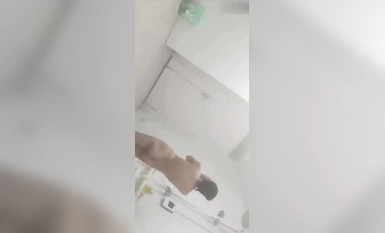 Seorang lelaki menyamar sebagai seorang wanita dan pergi ke bilik air wanita untuk merakam secara rahsia gadis-gadis sedang mandi Ketua kumpulan itu telah ditangkap.