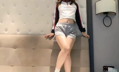 ✅ Ting Ting Yu Li ✅ The girl who just got out of summer vacation can finally be unrestrained after holding back for a long time, sports shorts and flat canvas shoes are all the flavors of youth, and it's good to be young.