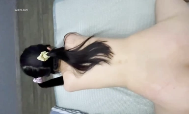 노란색 포니테일 소녀의 상단 및 후면 입구