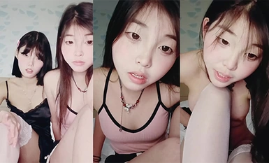 Pure face sister! The girl is a beautiful girl with a beautiful best friend! The two girls kiss and flirt with each other, raising their asses to look at their pussy, white silk and superb legs, breaking their pussy to show that they are very tight!