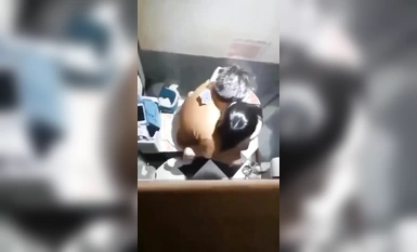 ซ่อนอยู่ในห้องน้ำสาธารณะและแอบถ่ายขณะมีเซ็กส์