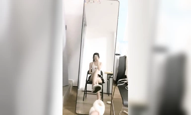 A 05 year old student girl, looks like Wang Xinling, [sexy long legs] Gulu-Gulu Bear, pussy pink pussy flowing, slim figure tickles the heart (3)