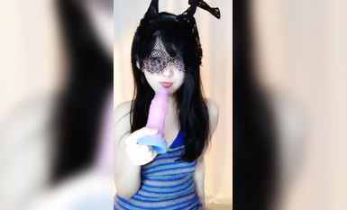 A student who resembles Qin Niu Zheng Wei, [Fu Flavor's Sweetie], an obedient little bitch, grips her own panties and makes a fuss (2)