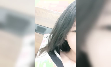 A 05 year old student girl, looks like Wang Xinling, [sexy long legs] Gulu-Gulu Bear, pussy pink pussy flowing, slim figure tickles the heart.(2)