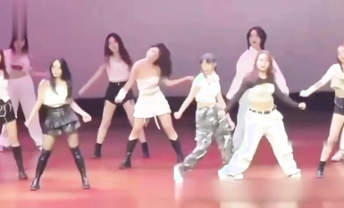 Pesta alu-aluan universiti terbaru menunjukkan payudaranya dan terus menari! Kegawatan latihan ketenteraan belum reda "latihan ketenteraan baru" telah bermula lagi pada pesta malam tahun baru