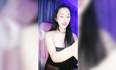 Ang seksing babaeng may tattoo! Sexy fishnet stockings! Paikot-ikot ang kanyang baywang at pag-indayog ng kanyang balakang, ang vibrator ay tumagos nang husto sa kanyang puki, at ang dildo ay ipinasok nang malalim sa posisyon ng pagsakay.