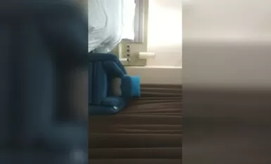 《用利抽插》約操很能噴豹紋少婦，花臂紋身一線天肥穴，深喉大屌後入爆操，搞完看床上濕了一片