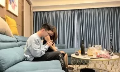 Handsome guy bar fishing a face value super high imperial lady, brought back to the hotel to fill wine let her drink too much, take the opportunity to on the