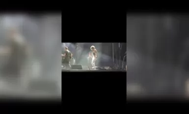 미국의 유명 록 밴드 여성 리드 싱어 "울리스타"가 "오줌 얼굴" 남성 팬들에게 공개 바지를 입고 라이브로 노래하는 워터마크 없는 HD 720P 원본 버전