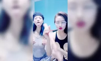 Mom teaching her daughter the whole face of erotic temptation, mom is very slutty daughter is very beautiful, double-headed props inserted into the hairless pussy waves moaning, wonderful stimulation constantly don't miss!