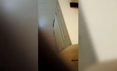 酒を飲んで酔っ払っている。