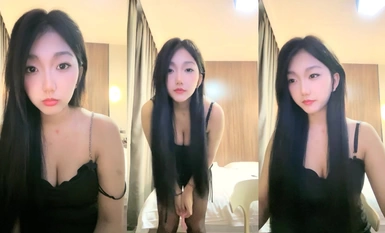 極品尤物網紅女神【班長大人】近期下海大秀！隔著內褲道具震穴，爽的啊啊叫，大奶多毛肥穴，特寫震得爽翻