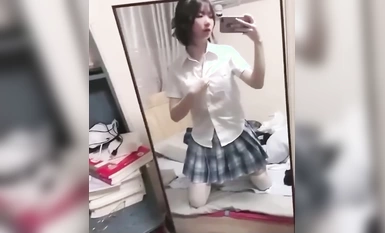 The latest October [National Day Extreme Leak] beauty Bai Wei X is trained to be a bitch by her boyfriend! This is a pure girl who was trained to be obedient and docile, like a little sunshine.