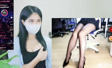 CV đi tất đen tự nguyện mang máy rung điều khiển từ xa đi làm, bồn chồn và ngứa ngáy.