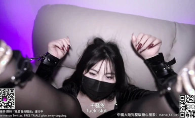 Nana wears black silk stockings and high heels, bound and tied, licking her feet, tying her hands and legs and inserting them into her pussy, and finally cumming all over her pussy.