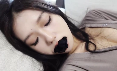 The girl who went to the sea because she owed an online loan - Ling Ling